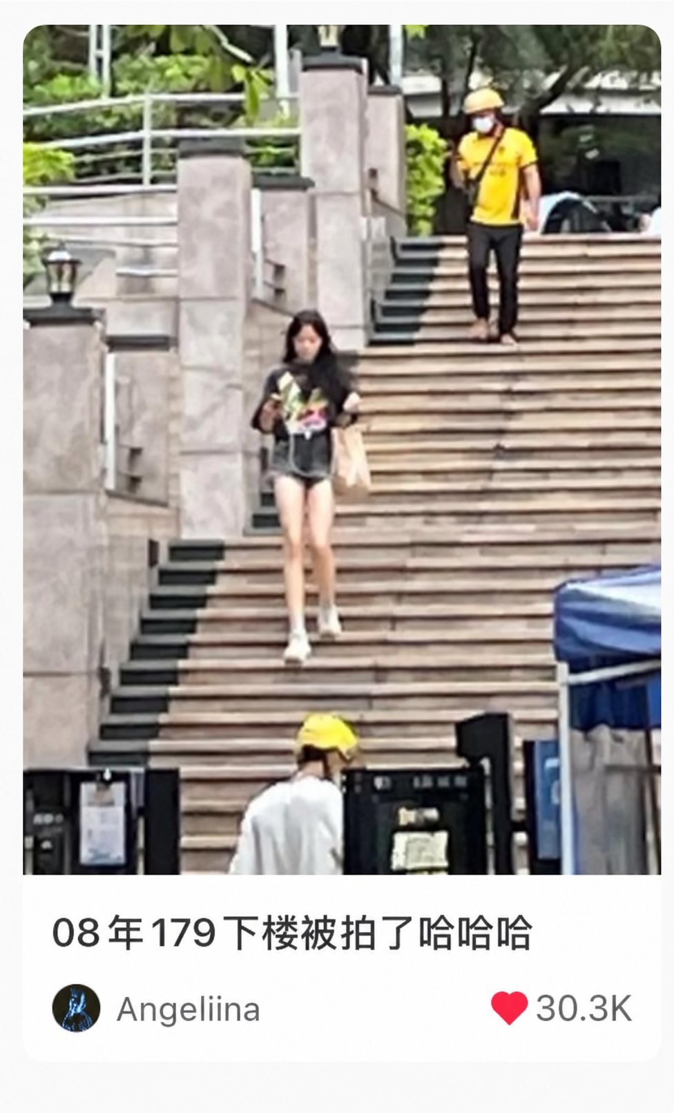 Xiaohongshu post from 2022: a candid snapshot taken walking down a flight of steps, 30.3K likes